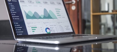 预测算法模型示意图，展示比赛胜率预测百分比