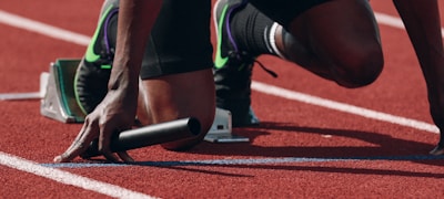 足球运动员转会新闻发布会现场照片