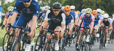 电竞战队夺冠后捧起奖杯的庆祝场面