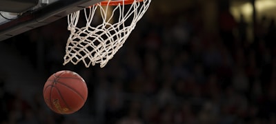 篮球运动员在赛场上激烈对抗的瞬间特写