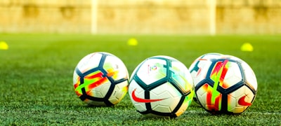 现代科技体育场馆内部全景，显示巨大屏幕与观众席